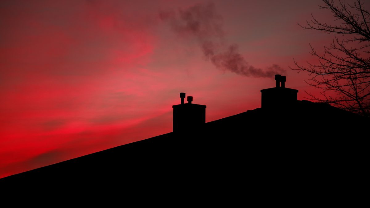 Ilustrační stock: komín na střeše rodinného domu za soumraku s kouřem, civilně, bez loga
