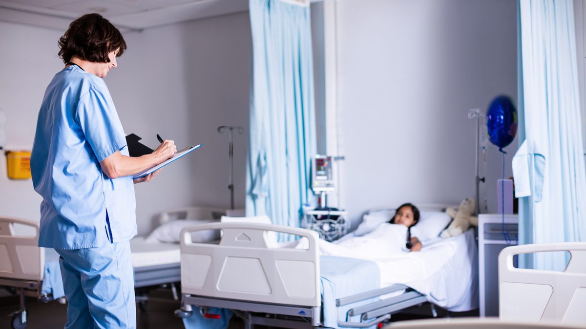 zdravotní sestra u lůžka malého pacienta v nemocnici